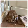 Mochila feminina casual retrô para o dia a dia, nova coleção outono/inverno 2025, mochila pequena requintada para viagem, bolsa transversal