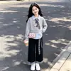 Conjunto de Dos Piezas de Dibujos Animados de Moda para Otoño y Primavera para Niñas Mayores: Sudadera con Retazos a Cuadros y Pantalones Casuales de Pierna Ancha