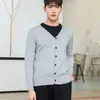 Cardigã de Malha com Gola V Masculino Primavera e Outono Solto Estilo Coreano Jaqueta Suéter Elegante Tamanho Grande Estilo College Cor Sólida Suéter Simples