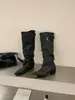 Botas estilo novo 2026 versátil moda salto interno de madeira bico fino trançado sapatos femininos cinza preto marrom para adultos