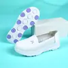 En existencia, zapatos de enfermera de cuero para mujer, suela suave, transpirables, para pies no cansados, antideslizantes, planos, blancos, zapatos médicos, venta al por mayor, una generación de cabello