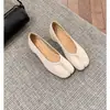 Zapatos tipo tabi de punta dividida estilo coreano Grape Mom para mujer, nuevo modelo 2026, piel genuina, tacón grueso, zapatos planos de ballet, zapatos de pezuña de cerdo