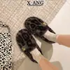 Zapatos blancos peludos para mujer, perfectos para combinar con faldas, adecuados para usar al aire libre en otoño e invierno, con forro de felpa añadido para mayor calidez y un diseño sin cordones