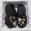 Zuecos de diseño floral con suela gruesa para mujer, sandalias de punta cerrada, nuevas de moda de verano antideslizantes 2026 estilo playa con aumento de altura