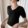 Top sin costuras de manga corta con cuello en V, una pieza versátil y elegante para otoño e invierno, diseñado para acentuar el escote