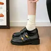Mocassins marrons retrô com tira de velcro e salto grosso para mulheres, nova coleção de outono 2026, versáteis e adequados para o trabalho, sapatos pequenos de couro estilo britânico