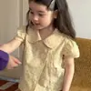 Nova camisa de boneca elegante estilo francês 2026 para meninas, camisa de verão infantil de bolinhas de manga curta, conjunto versátil de duas peças com shorts
