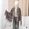 Otoño/Invierno 2026 Nuevo Estilo Retro con Estampado de Leopardo Europeo y Americano Bufanda Elegante para Mujer Chal Multifuncional Cálido de Cachemir Sintético
