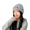 Gorro Bordado Estilo Coreano de Oso para Mujer, Gorro de Punto Versátil para Otoño e Invierno, Hace que la Cara se Vea Más Pequeña, Gorro Postparto para Pareja, Moderno