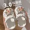 Coleção Verão 2026 Mary Jane para Meninas Sapatos de Praia para Crianças Menininhas Sandálias de Flor Rosa para Meninas Mais Velhas Roupa para Passeio Pai e Filho
