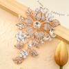Broche de flor grande cravejado de diamantes, estilo europeu e americano, com design luxuoso e exagerado, perfeito para usar em vestidos e ternos. Ideal para ocasiões especiais.