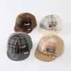 Al por mayor Otoño 2026 Lana Cálida Gorra de Pato para Bebé Estilo Coreano Serie a Cuadros para Niños y Niñas Sombrero de Ala Suave de Moda para Bebé