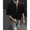 Estilo Veraniego para Hombre con Cremallera Corta y Mangas Cortas, Sensación de Alta Gama Americana, Diseño con Remaches, Marca de Moda, Top Holgado Casual de Manga Corta