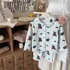 Conjunto de Duas Peças Outono e Inverno para Bebês Meninos e Meninas - Calça de Manga Longa com Gola Cardigã Desenho Animado Roupas de Casa Pijamas Personalizáveis