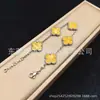 Versão High-End de 15mm do Clássico Bracelete de Trevo de Quatro Folhas para Mulheres, Joia Empilhável Colorida de Madrepérola Banhada a Ouro 18K de Luxo Leve com um Toque de Alta Qualidade