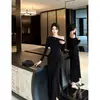 Foto Real de Roupas Femininas para Comércio Exterior: Estilo Menina Sexy e Quente, Decote Assimétrico, Ombro a Ombro, Vestido Justo com Toque de Luxo, Cintura com Amarração, Vestido Longo Elegante