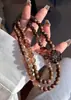 Nuevo conjunto de pulsera y collar de estilo chino con cuentas de sándalo dorado estilo budista, cuentas de resina roja super siete y cuentas de obsidiana para meditación y manejo