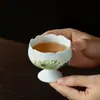 Taza Maestro de Cerámica Arita Pintada a Mano con Pie Alto con Diseño de Copo de Nieve Blanco y Reflejo de Ola Azul para Uso en Casa, Adecuada para Juego de Té Kung Fu