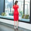 Encaje Bordado Rojo Chino de Longitud Media 2026 Nuevo Estilo Elegante Vestido para Banquete de Bodas Corte Entallado Cheongsam