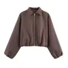 Ropa europea y americana para mujer transfronteriza, disponible en múltiples colores, con una chaqueta con cremallera de silueta holgada y cómoda, un diseño único y un cuello alto texturizado.