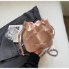 Bolso pequeño de estilo occidental de alta gama para mujer, nuevo bolso cruzado con cadena a juego, bolso tipo cubo con lazo de nicho súper popular, 2024