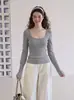 Camiseta básica de punto gris puramente seductora de cuello cuadrado y manga larga para mujer, top interior ajustado para otoño e invierno con escote pronunciado, top sexy
