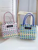 Bolsa Tejida de Celebridad de Internet Ins Color de Contraste Cuadros Bolsa Tejida a Mano División de Color Plástico Tejido Bolso de Mano Tejido para Vacaciones en la Playa