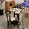 Mesa e Cadeiras de Jantar de Restaurante Ocidental Estilo Francês, Mesa Pequena Retangular Estilo Retrô, Mesa de Jantar de Madeira com Grãos para Uso Doméstico com Cadeiras Macias