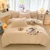 Juego de cama de terciopelo de leche con bordado de toalla de niña linda clase A para invierno, incluye un juego de cuatro piezas con una funda nórdica forrada de forro polar y un juego de sábanas de tres piezas