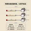 Vaya, esta es una cuchara sopera doméstica hecha de acero inoxidable 201 con un mango largo, diseñada para prevenir quemaduras al servir hot pot, dumplings, fideos y sopa.. Tiene una forma profunda y curva y un mango antideslizante de PP
