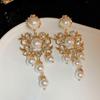Pendientes de borlas de perlas con hojas huecas y flores incrustadas con diamantes y aguja de plata, estilo artístico, estilo palacio, estilo francés de mediados de la antigüedad.