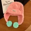 Gorro de punto coreano de colorblock tipo dopamina para mujer, gorro de lana tipo Lei Feng para otoño e invierno con pompón y protección para las orejas, cálido y adelgazante para la cara, venta al por mayor