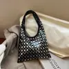 Bolso Cubo de Hombro Individual Texturizado Casual Simple de Gran Capacidad, Diseño Nuevo con Remaches Personalizado, Estilo Europeo y Americano, Tendencia 2026 para Mujer