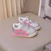 Zapatillas deportivas de suela blanda para niñas, nuevo estilo primavera y otoño 2026, zapatos de bebé, para niños y niñas, zapatos transpirables de cuero antideslizantes para niños
