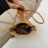 Bolso pequeño de alta gama para mujer, nuevo y elegante bolso retro tipo bolsa de papas fritas 2026, bolso para teléfono, bolso de hombro único cruzado de temperamento versátil