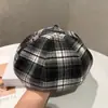 Nuevo Sombrero Octogonal a Cuadros Retro 2025 para Mujer, Versátil Boina Pequeña Estilo Británico para Primavera y Otoño, que Resalta el Rostro