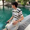 Camiseta de punto versátil para hombre, de manga corta, con rayas, bloques de color, huecos, estilo 'old money', modelo nuevo de otoño 2026, sofisticada y favorecedora, con diseño de hombro recto