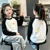 Camiseta de felpa para niñas, raglán, bloques de color, manga larga, Otoño Invierno 2026, estilo nuevo, para niños medianos y grandes, capa base, top casual, moderno
