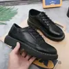 Sapatos de Couro Estilo Britânico 2026 Nova Coleção Primavera e Outono Sapatos Casuais de Couro Pretos Sapatos de Couro Formais com Cadarço para Homem