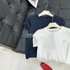 Camiseta cómoda con textura cerosa y trino en la parte delantera del hombro de manga corta para mujer, primavera y verano, ajuste elástico ajustado, top versátil, camiseta básica