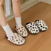 Chinelos de Algodão com Estampa de Vaca para Exportação TPR para Mulheres, Espessos e Quentes, Chinelos de Pelúcia para Casais, Chinelos de Pelúcia Antiderrapantes de Inverno para Homens