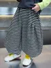 Pantalones casuales a rayas negras y grises para niños de primavera y otoño, pantalones tipo linterna holgados y elegantes estilo coreano para niños, pantalones largos para bebé, comercio exterior