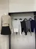 Camada base elegante estilo francês com gola alta e retalhos 2026 outono e inverno novo produto gola redonda pequena suéter listrado bicolor de manga longa