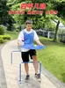 Los accesorios del juego incluyen una tabla de equilibrio para conducir la pelota, una carrera de relevos con obstáculos, actividades de team building y competiciones deportivas al aire libre.