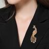 Broche de la Edad Media Antigua Vintage Pavo Real Incrustado de Diamantes Corsage Colgante Hueco Dorado Inteligente Elegante Ropa Cheongsam Solapa de Presión Adorno Colgante