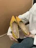 Sapatos femininos de camurça com tachas, bico fino, estilo coreano, de corte baixo, novos mocassins versáteis que aumentam a altura para primavera e outono de 2026