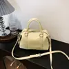 Bolsa pequena versátil de couro encerado para mulheres, nova bolsa transversal vintage 2026, bolsa de mão de alta qualidade para o dia a dia, bolsa tipo travesseiro