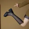 Botas compridas vazadas, novo modelo 2025, botas de malha branca respirável finas de sola grossa para o verão, para pessoas baixinhas aumentarem a altura