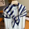 Lenço triangular listrado minimalista retrô, xale de sarja versátil, peça de outer wear minimalista e luxuosa, lenço de pescoço