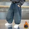 Pantalones Gruesos Forrados de Polar para Niños Invierno 2026 Nuevo Estilo Niños Versión Coreana Jeans de Moda Pantalones Rectos Cálidos de Invierno